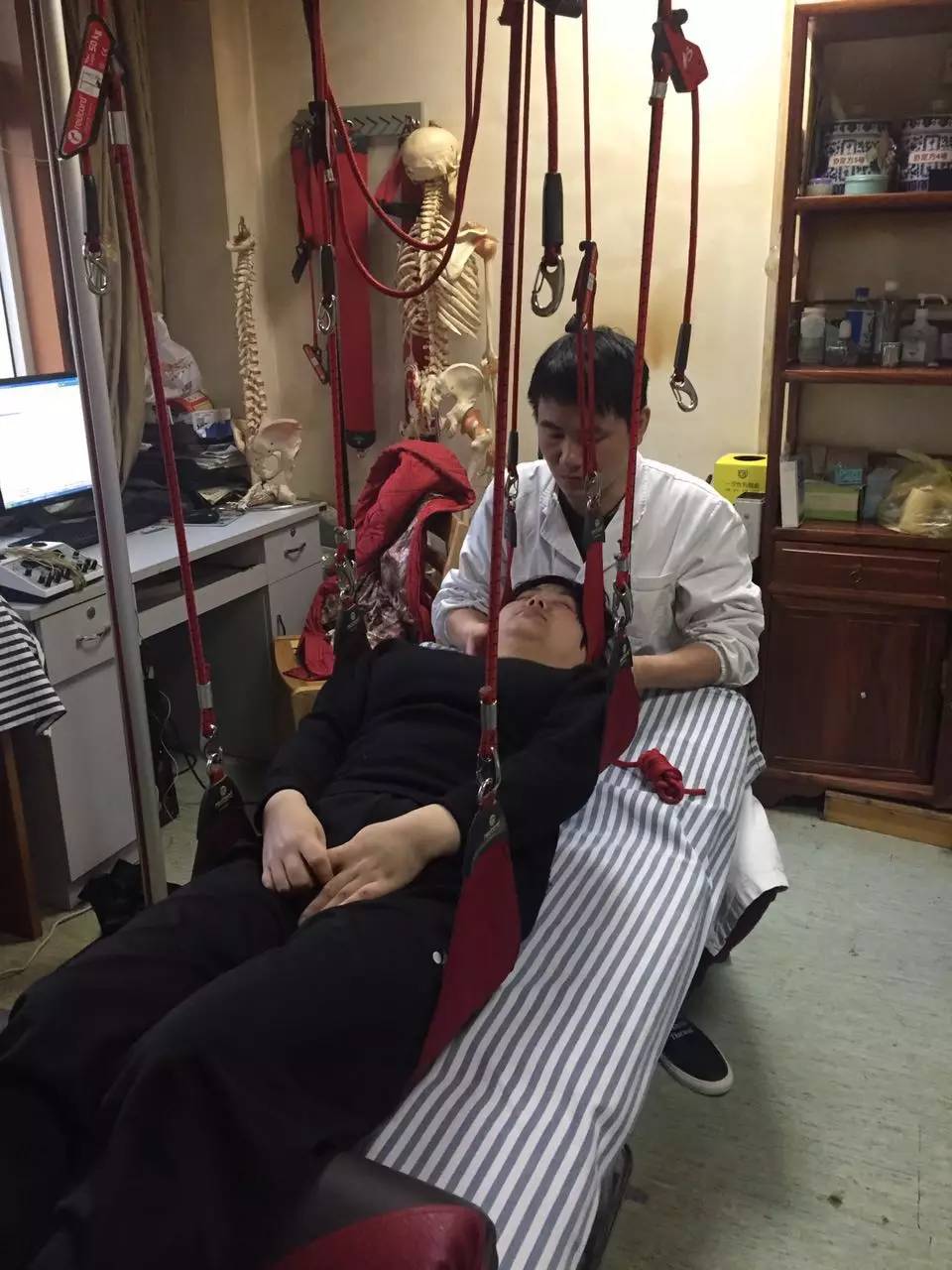 颈椎病、腰椎病,试试吊起来治病