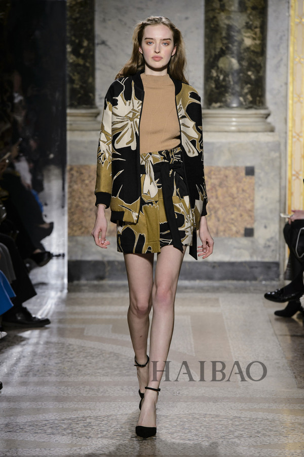 智慧女性心目中的最佳气质！MARYLING2017秋冬女装秀，海报网带你亲临2017秋冬米兰时装周