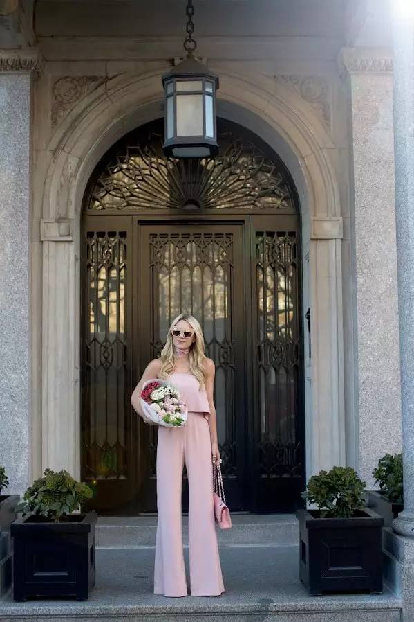 这个从不摘墨镜的酷女孩，竟然把粉红色穿得这么好看！