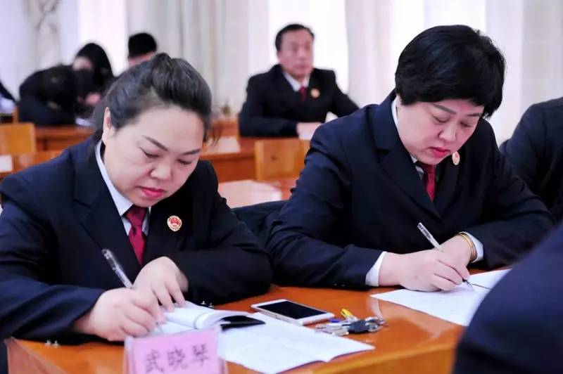 402期干的怎么样，上台亮一亮；先进谁能行，干警评一评