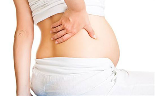 怀孕期间腰痛是什么原因,我刚怀孕就出现腰痛这是怎么回事