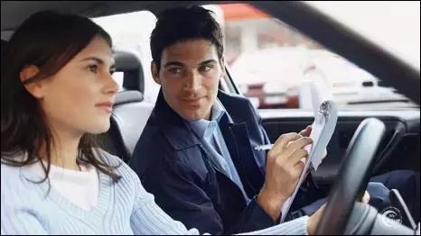 看完这些“奇葩又搞笑”的驾校，就知道你的驾校有多好了！