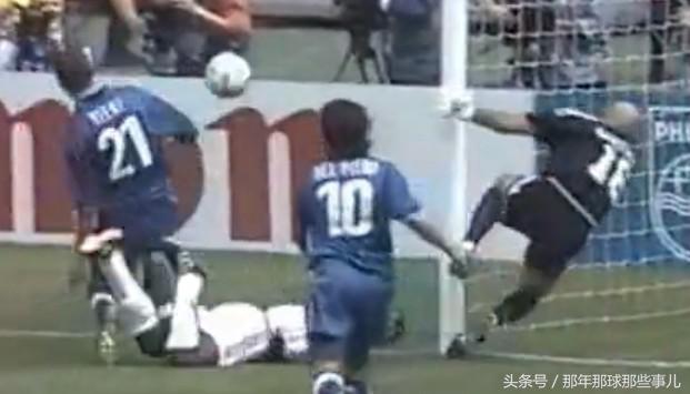两届世界杯踢丢点球巴乔扼腕痛惜,98年世界杯法国vs意大利点球大战