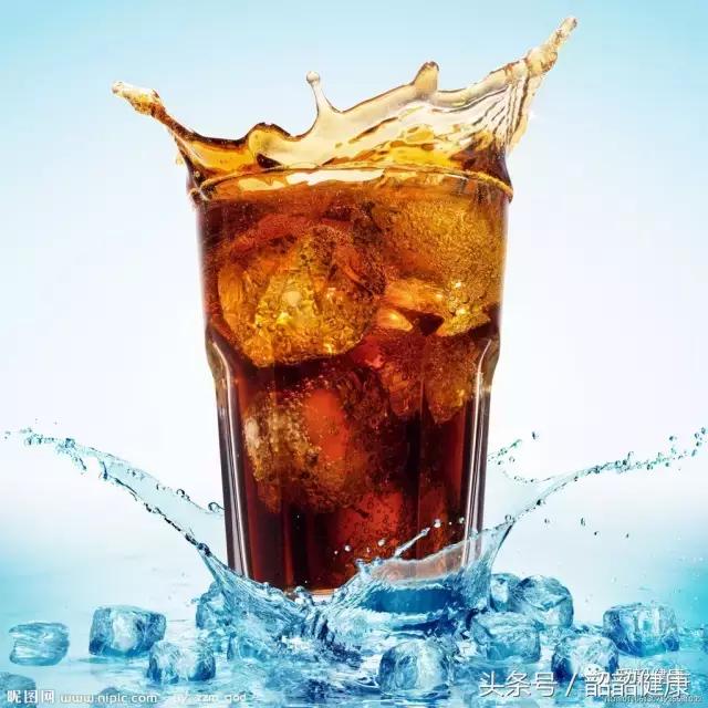 一天喝5瓶可乐的大爷,男子1天8瓶可乐患糖尿病