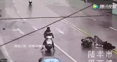 俩人迎面相撞视频,两人头部相撞