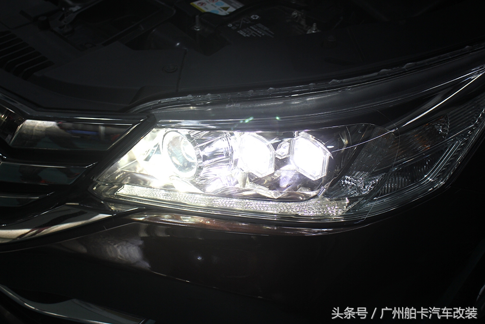 本田车灯怎么都不带透镜,本田改了透镜不开近光远光能闪吗