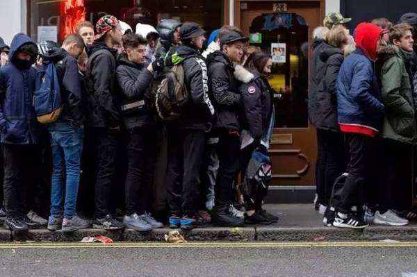 侃爷特别大的鞋子,侃爷穿超级大的靴子