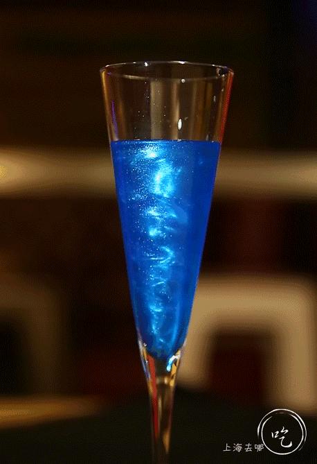 这家店靠一块INS美食博主的星空蛋糕，就把少女心秒成渣渣！涂红唇就打折，男生涂折更低！