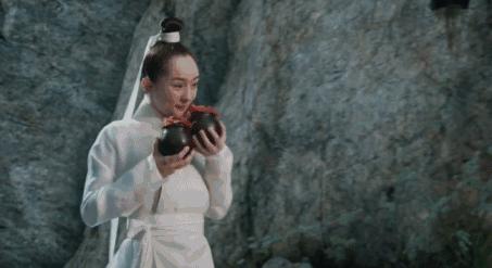 一口鲜澈的桃花醉，仿佛春色就在唇边