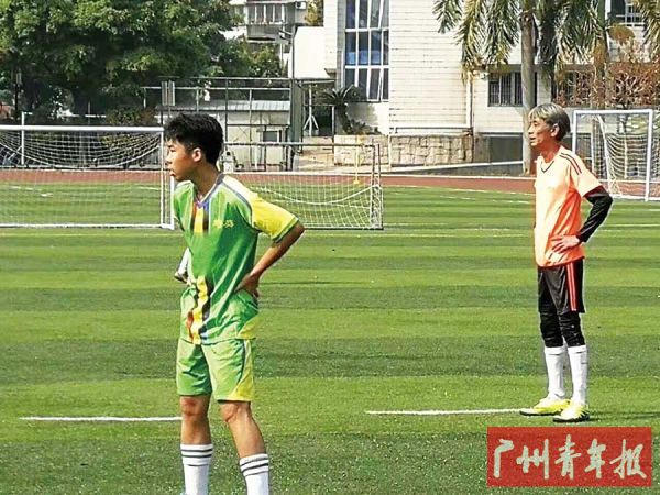 足球传递着人类最真挚的感情,足球两代人