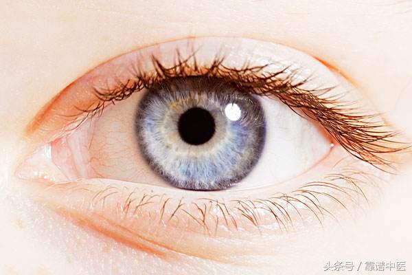 白眼球有血块不退怎么办,白眼球有血块呈黑色是怎么回事