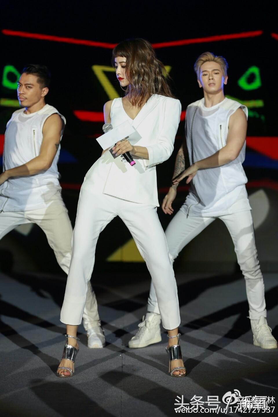 邓紫棋皮裤和别的女星对比,邓紫棋皮裤大盘点