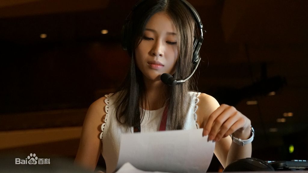 电脑游戏女玩家,和美女互动的电脑游戏