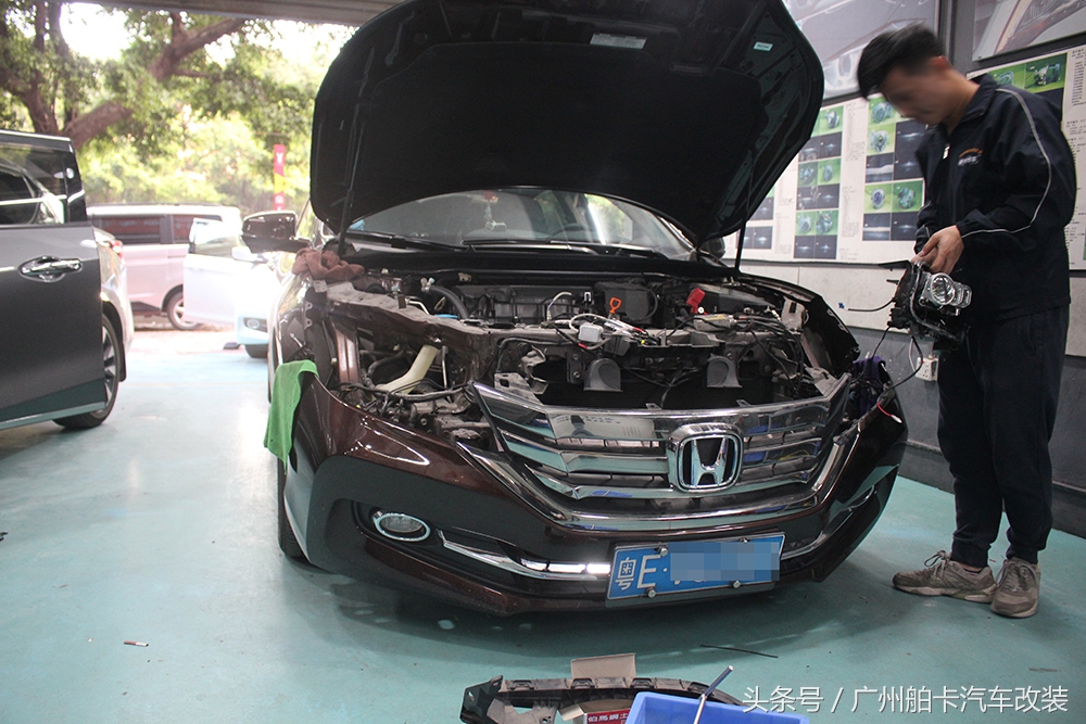 本田车灯怎么都不带透镜,本田改了透镜不开近光远光能闪吗