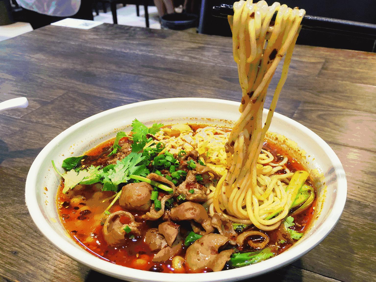 满大街都是重庆鲜面条店,满街小面