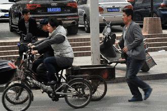 找出图中12个小偷,小偷偷东西的记号什么样子