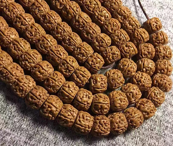 小金刚菩提纹路里有白色东西,纹路深和纹路浅的小金刚