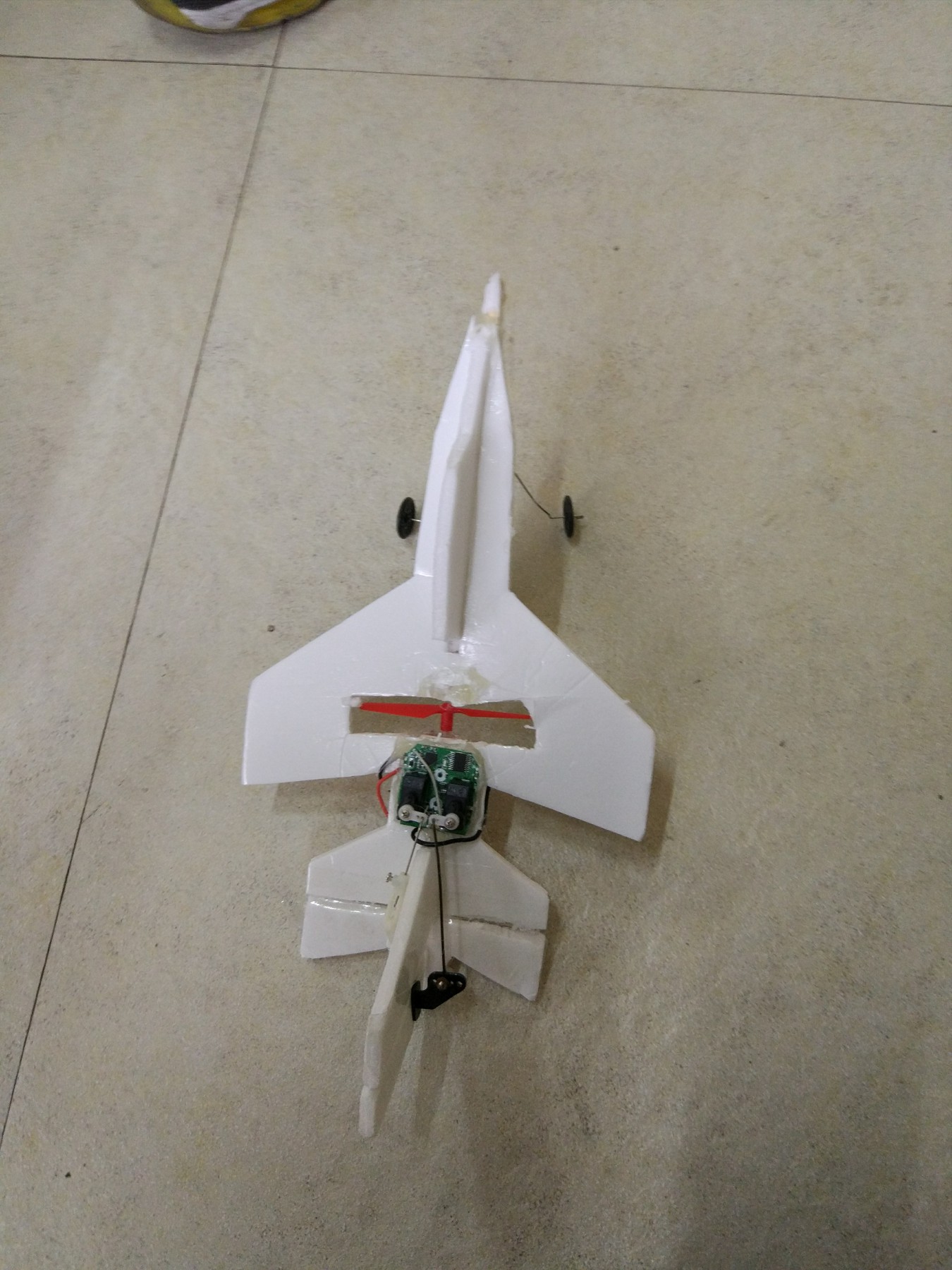 不用逛某宝某东,自己亲手制作一架遥控小飞机,飞着超爽