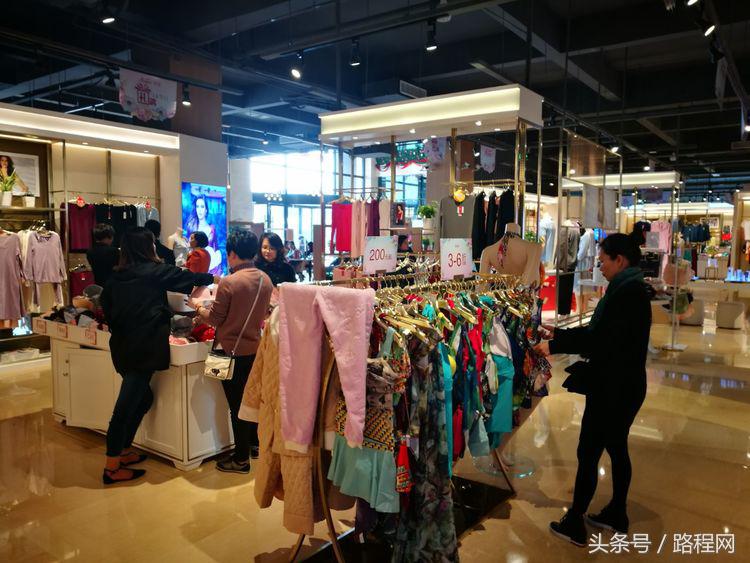 3月8日女神节，黎里古镇和内衣店聚集了一众男神女神？