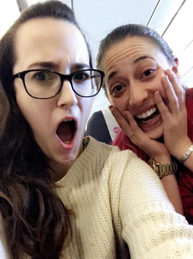 冰岛飞机上还能这么搞，驾驶员与美女乘客用手机自拍热聊