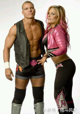 卢瑟夫和米兹拉娜,wwe拉娜跪地向卢瑟夫认错