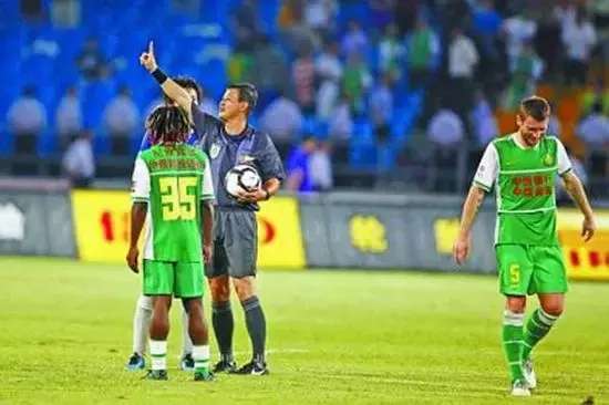 中超骂裁判名场面,裁判一脸懵逼视频