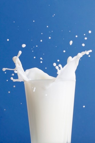 喝牛奶用吸管怎么喝,喝牛奶要不要用热水烫