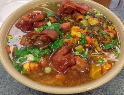 吃这种桂林米粉，胃就遭殃了，特别够味儿！