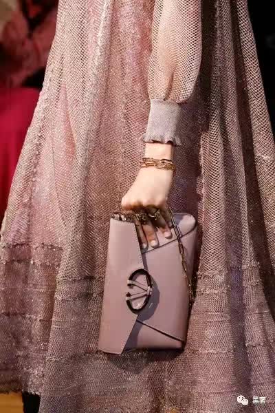 valentino2021秋冬时尚系列,valentino秋冬系列