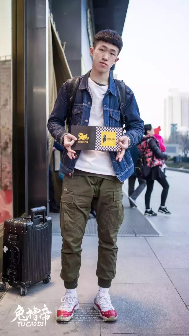 你的iphone7和AJ1同时掉河里，你先救哪个？