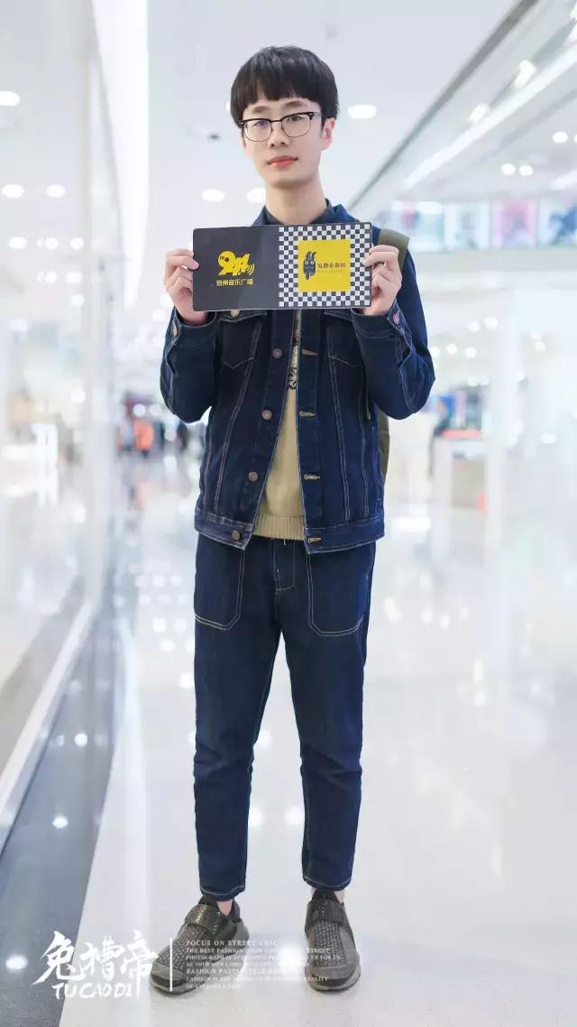 你的iphone7和AJ1同时掉河里，你先救哪个？