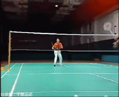 羽毛球球还没过线可以扑球吗,羽毛球双打扑球出界怎么办