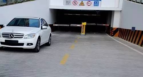 怎样平稳停入停车位,三种常见停车位的停车方法2019