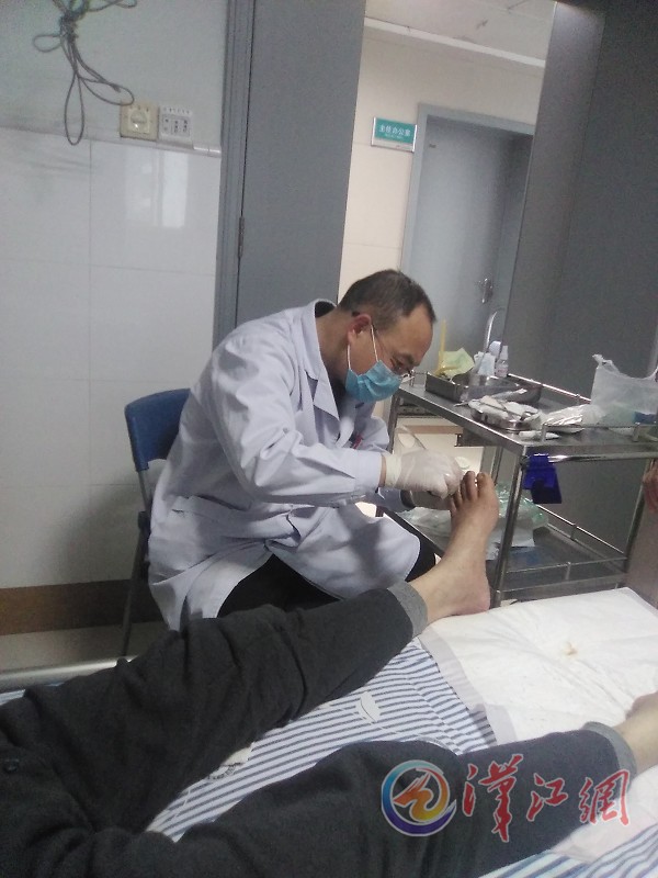 为疗效好这个医生给患者洗脚剪趾甲