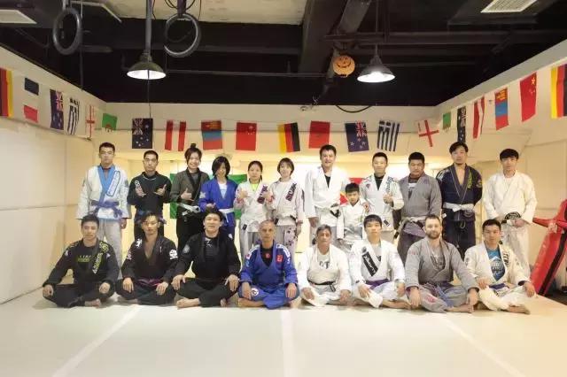 “柔术战士”在DeLaRiva特训新文源辛巴柔术学院