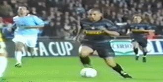 外星人罗纳尔多钟摆过人,足坛外星人罗纳尔多年轻时