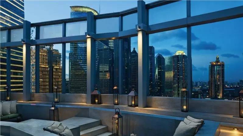 他放弃家族产业投身艺术，成为当今华人设计界的“钻石王老五”