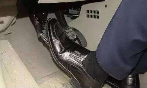 汽车熄火后，为什么刹车踏板踩不动了？下坡路段熄火有多危险？