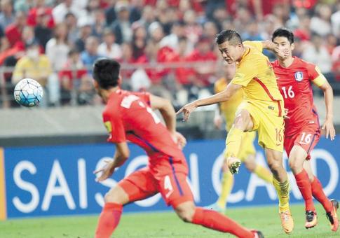 刚刚中国小将在球场上把韩国人打了裁判的判罚让人大跌眼镜