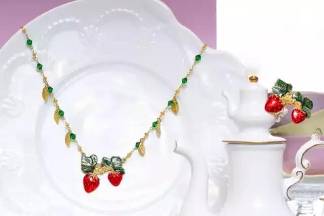 这些彩妆、饰品和衣服，给我10个男朋友都不换！