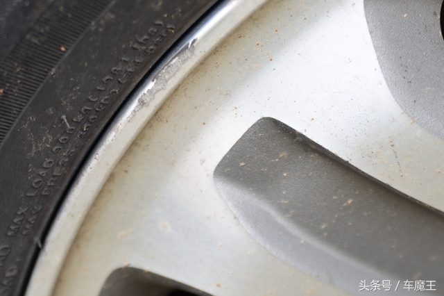 奔驰轮毂划痕修复多少钱,轮毂有点划痕自己怎么修复