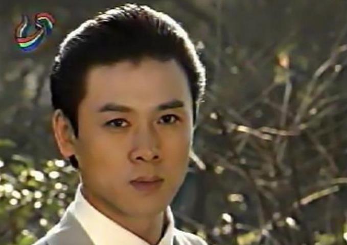 第一代岩男郎凭一剧爆红，出道30年零绯闻，和美妻恩爱25年