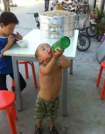 路上要是见到这么多钱，你们会怎么办？花掉还是还给人家