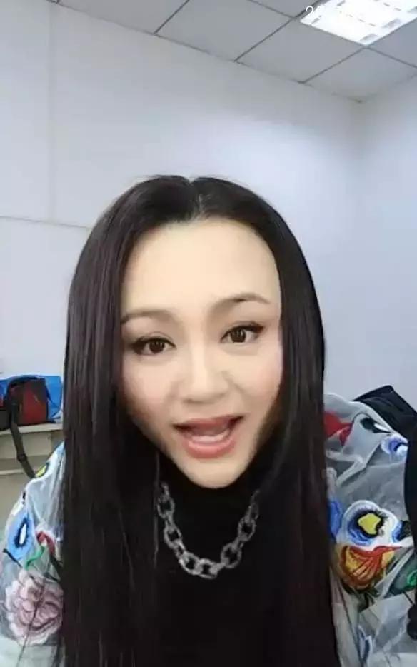 天啊,童年女神脸尖到不敢认,这是老了还是整容?