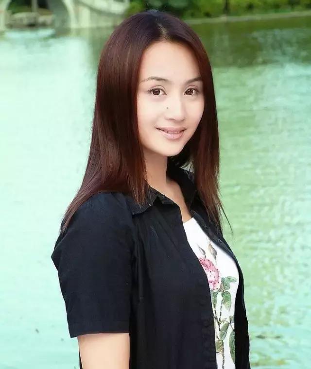 天啊,童年女神脸尖到不敢认,这是老了还是整容?