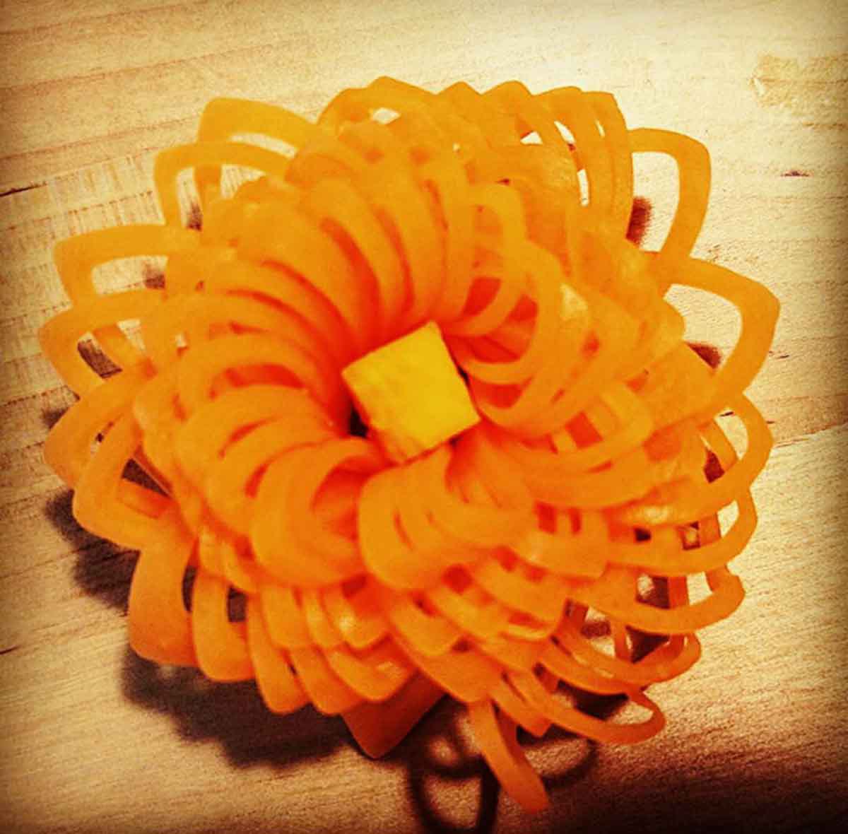 让你分不清真假的食物雕刻艺术猜猜这颗“桃”的真身？