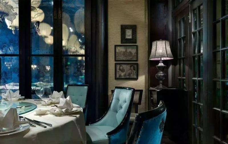 他放弃家族产业投身艺术，成为当今华人设计界的“钻石王老五”