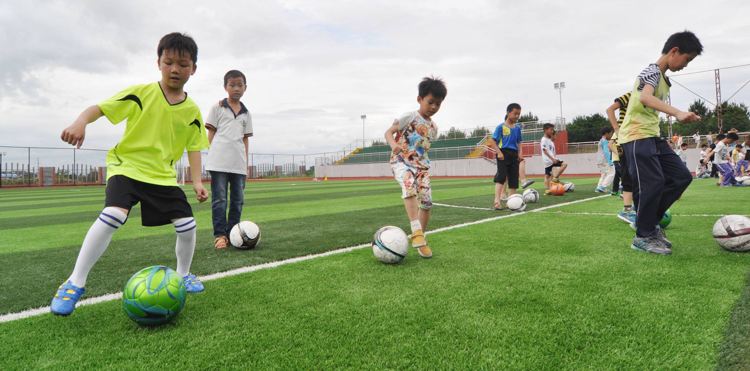 各国足球评选历史第一人,各个国家校园足球