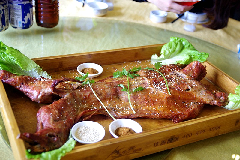 又一只外酥里嫩的烤全羊出炉了,这家的烤全羊最好吃又香又脆