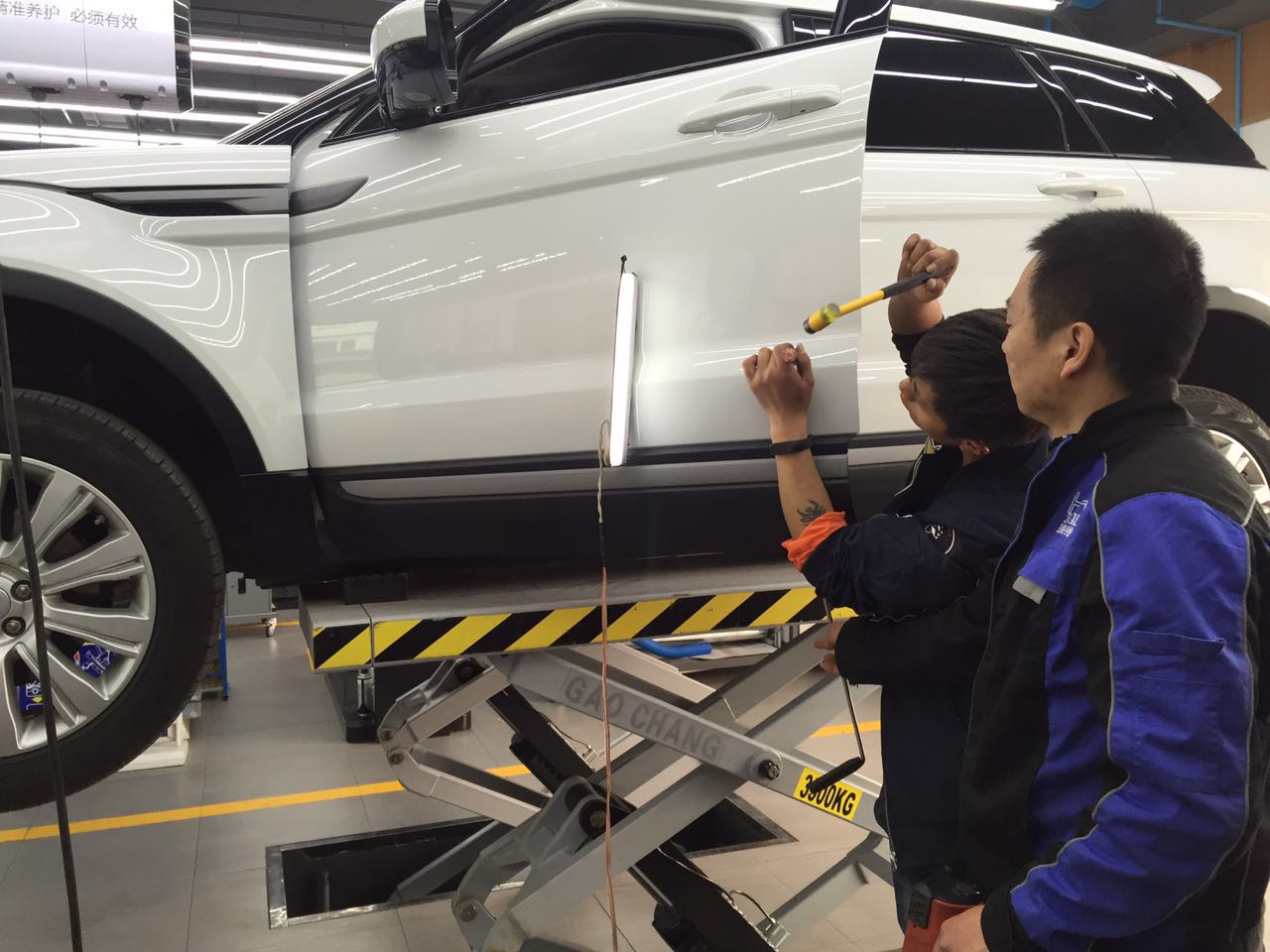 现场实拍：路虎极光车门小坑怎么修不伤原车漆